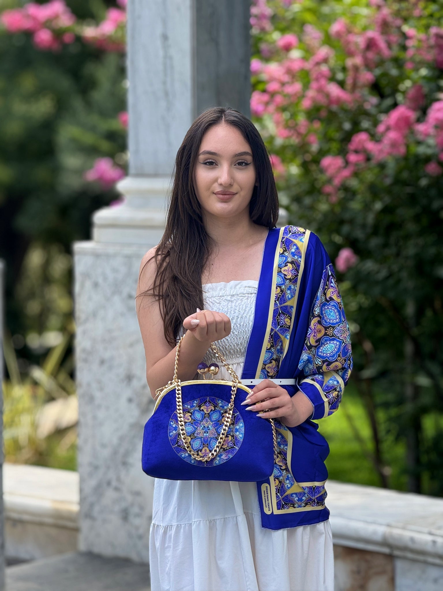 Orta ölçülü velyur Çanta və Şərf dəstləri.